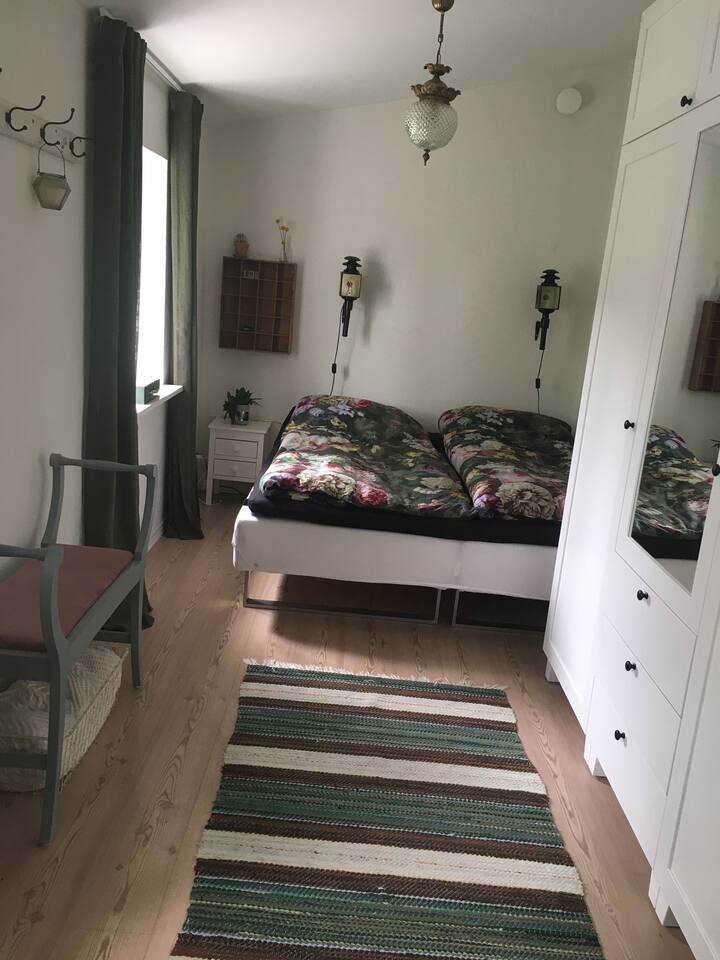 房间1.带双人床的卧室。 