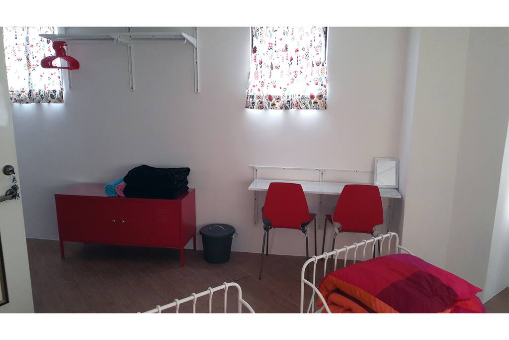Room:Long-red