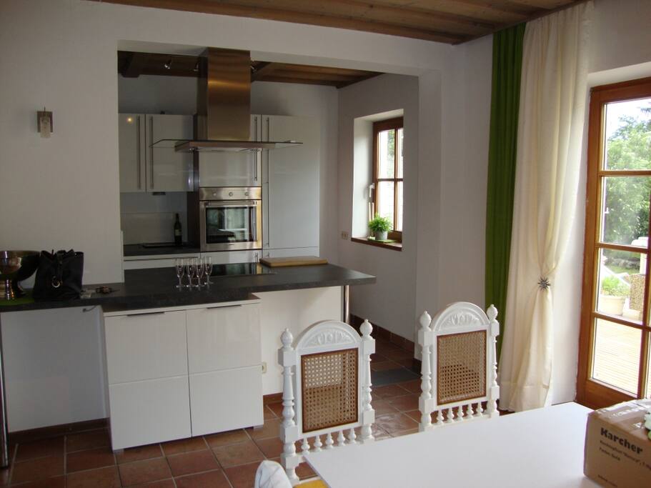 Küche mit Esszimmer und Terrassentür