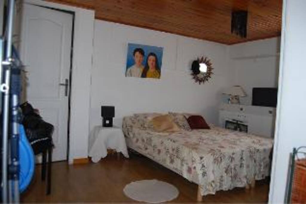 LIT 140X190 + 1 table + 2 chaises + Frigo + boissons chaudes + Four micro ondes + WIFI + télé