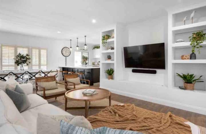 The Duchess – Luxury  Brisbane Holiday Home + Pool - Brisbane