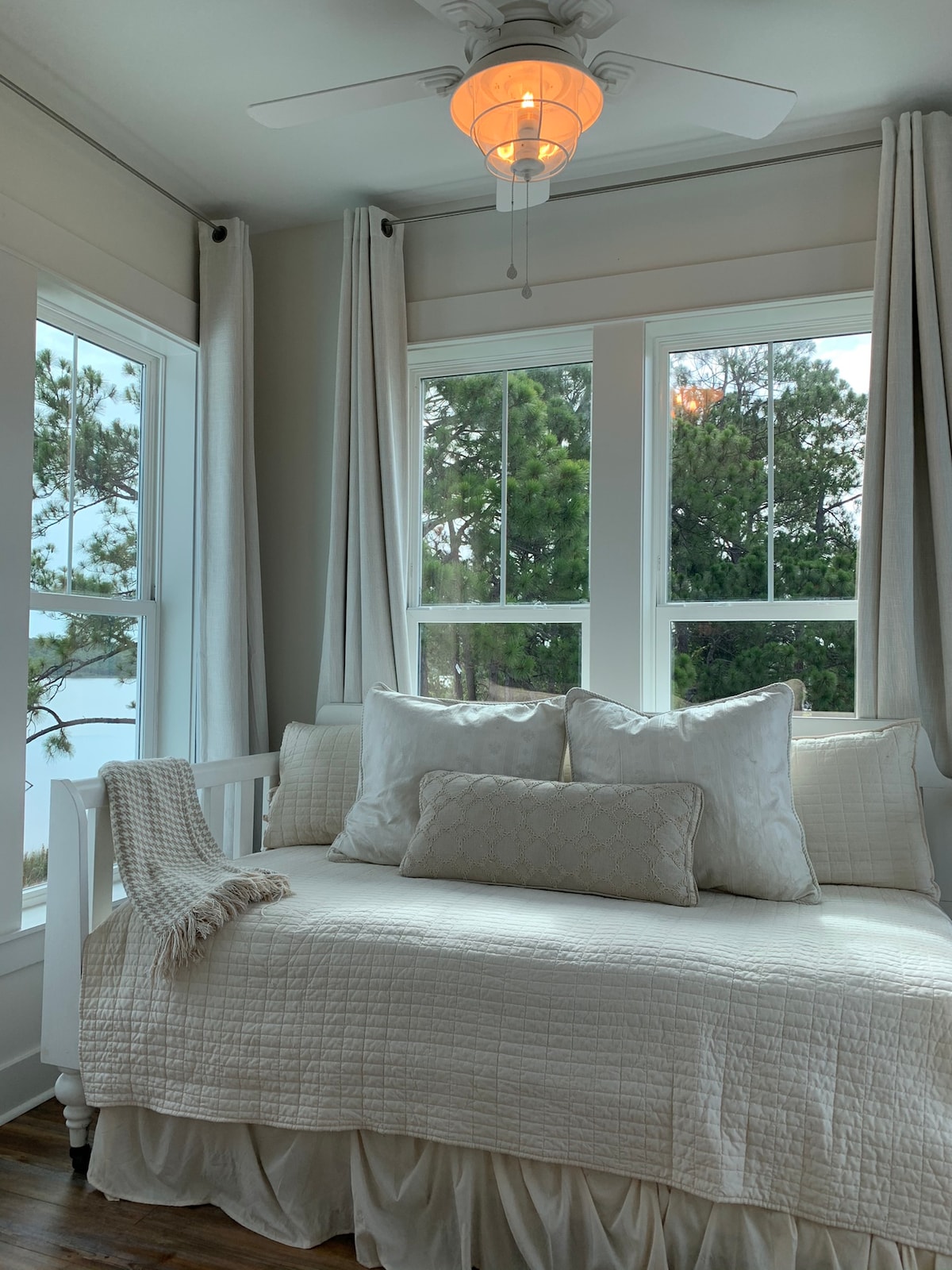 Krevet i krevet na rasklapanje nalaze se na tornju na trećem katu. 