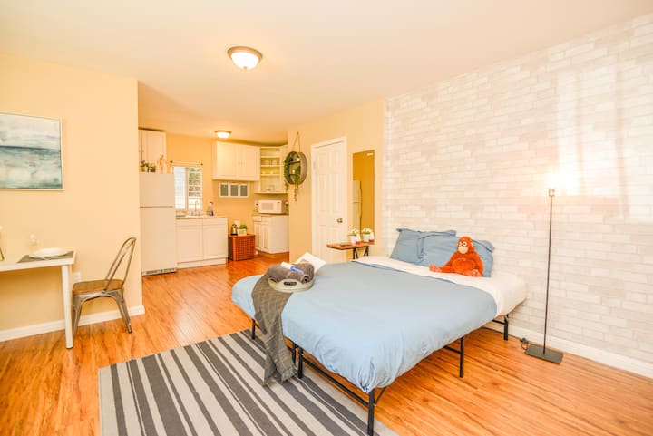 HW.C1x-Spacious Studio w/Large Closet in Hollywood