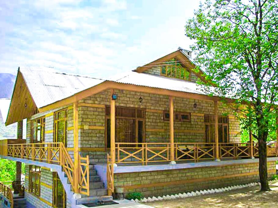 Seasons take pride in showering their best at this Manali homestay