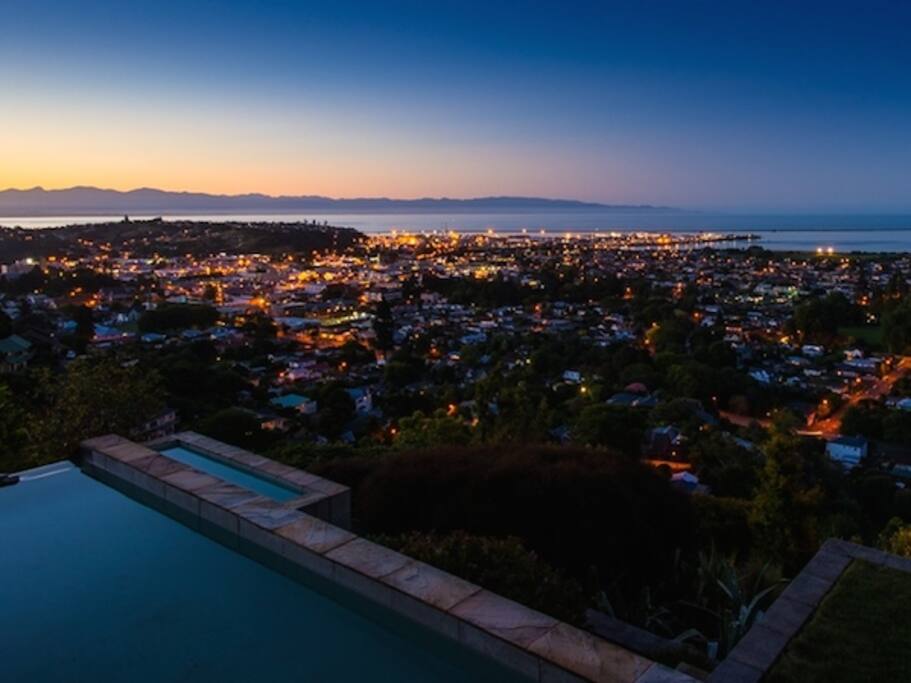 City Lights Wing - Nelson Holiday Apartment - Evening Views