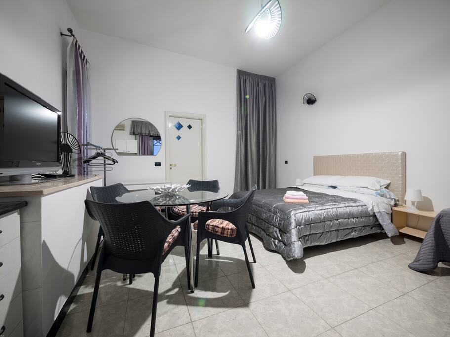 L'arredamento è sobrio e l'ambiente è pulito e confortevole.