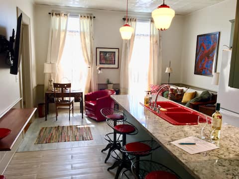 Private! The Persons Apartment: in the heart of EA