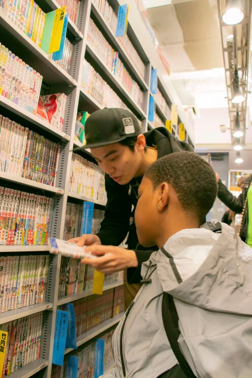 Show full-screen, host-provided image