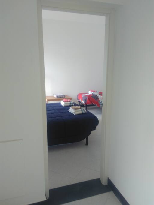 Ingresso stanza con due letti