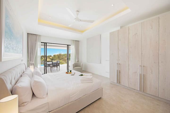 فيلا مكونة من 3 غرف نوم تتسع لـ 6 أشخاص ، وأقل من 5 دقائق سيرًا على الأقدام إلى الشاطئ وحمام سباحة خاص وإطلالة على المحيط ومطبخ مجهز بالكامل. إمكانية الوصول إلى الفيلا بأكملها. غرفة نوم بسرير بحجم كبير