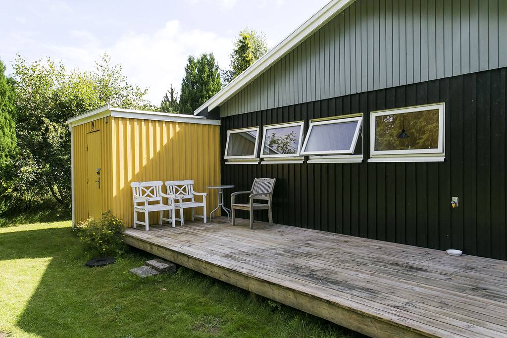Vestvendt terrasse med aftensol