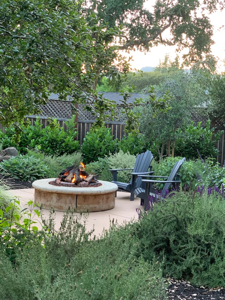 Sonoma Garden Retreat with hot tub, fire pit