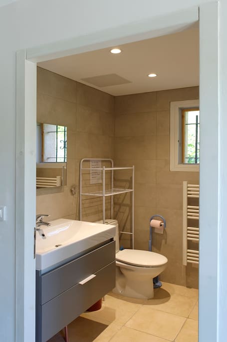 salle de bain avec douche a l'italienne