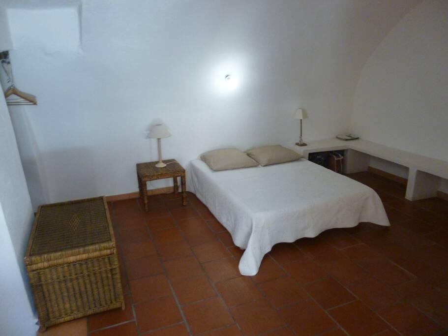 chambre double de 17m2 entièrement voutée, coin petit déjeuné (thé, café). Porte fenêtre indépendante donnant sur une ruelle. Double vitrage, tomettes au sol, belle hauteur sous plafond. Accès à la sdb par des petits escaliers.