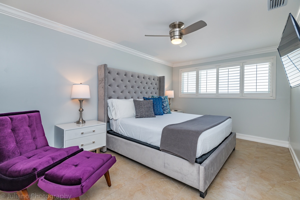 Hlavná spálňa s 55-palcovou inteligentnou televíziou s FIALOVÝM MATRACOM KING