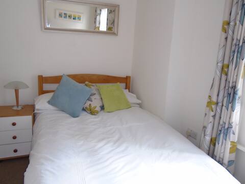 3 min walk to subway/tube. 25 mins to Victoria.