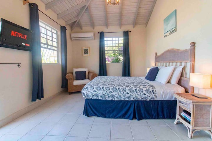 Master bedroom with King bed, air conditioning, direct access to pool deck, desk, screen windows, ROKU TV and walk in closet and ensuite - all clean linens provided. 