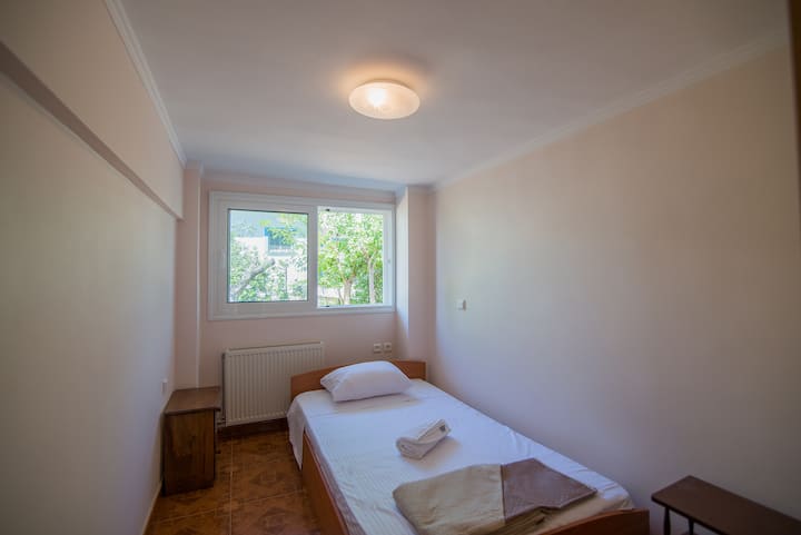 CHUMBA CHA KULALA CHA KWANZA CHINI (JUMLA YA MSISIMKO) 