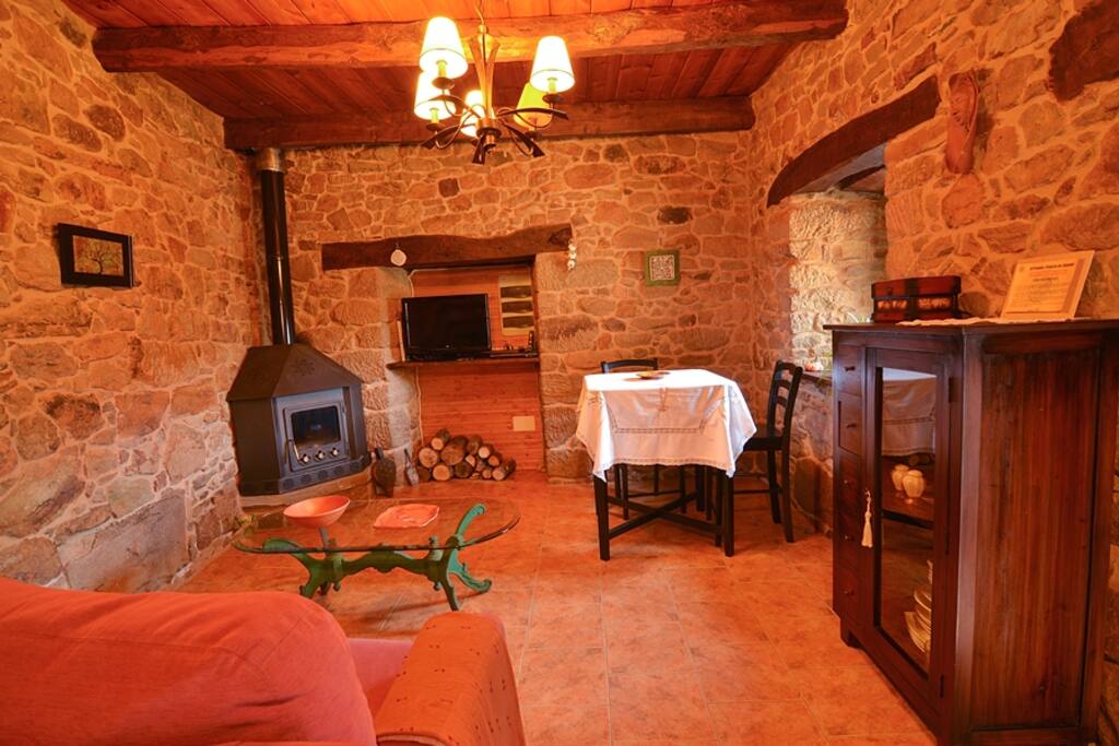 Zona estar/comedor con chimenea.