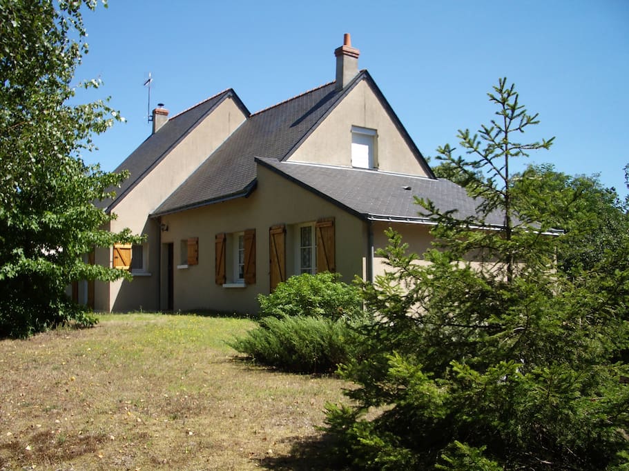 Devant la maison, vue de la rue