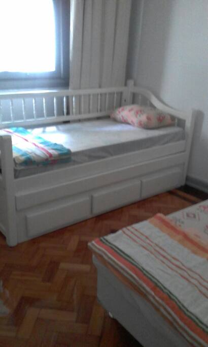 Embaixo desta cama tem gavetas para os hóspedes guardarem seus pertences,e podem puxar outra cama.