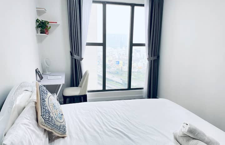 Საძინებელი № 2 : მდინარის ხედით და ქუჩის ქვემოთ