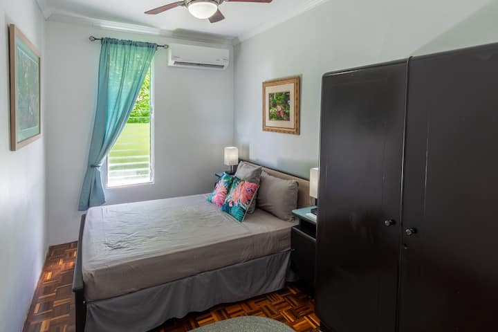 غرفة نوم مكيفة الهواء 2 بسرير مزدوج