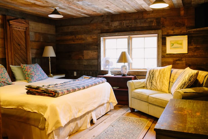 ห้องนอนใหญ่พร้อมเตียงคิงไซส์ถ่ายภาพแสงยามเช้า