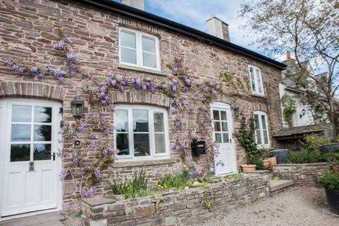 Aubreys of Llangorse, Charming 250yr Cottage