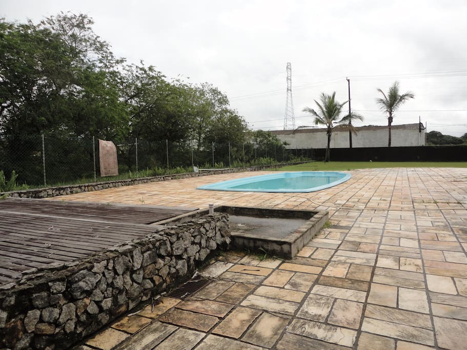 Piscina vista da escada de acesso