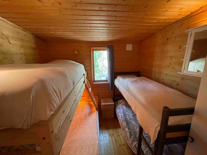 卧室配有两张双层床，一张床宽120厘米。两个衣柜。