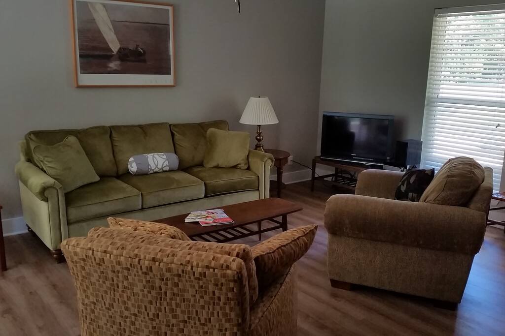 Livingroom, with flatscreen tv, Comcast cable tv, high-speed wireless internet, and Sony stereo.