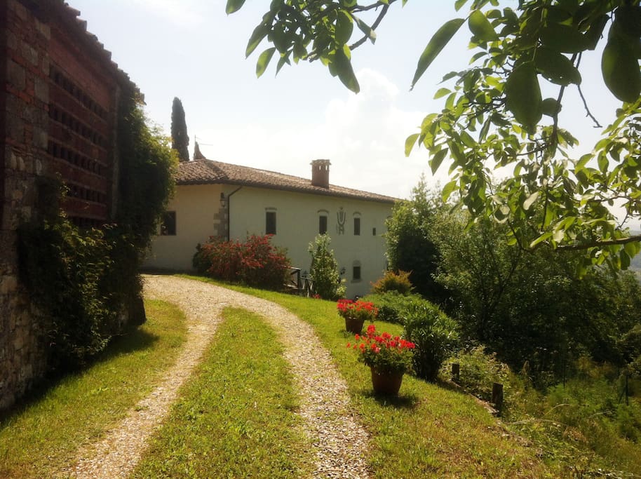 Alla casa si arriva da un viottolo che dista 30 metri dalla strada asfaltata