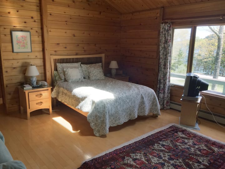 חדר שינה ראשי (יש חדר רחצה משלו)