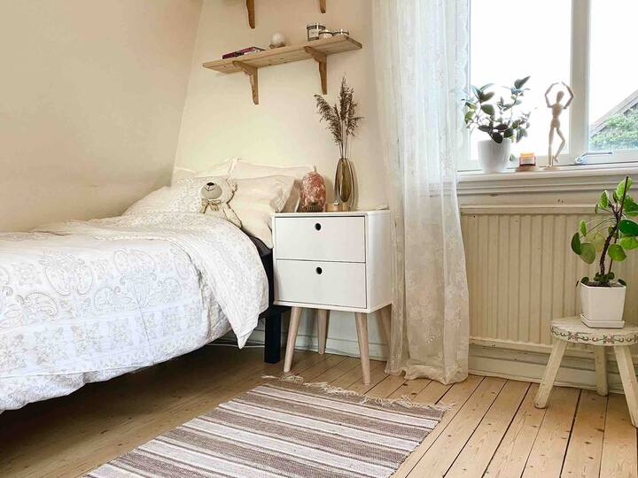 Spálňa s jednolôžkom. 