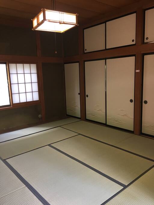 この寝室は6名様用である。
寝室での飲食は禁止である。
