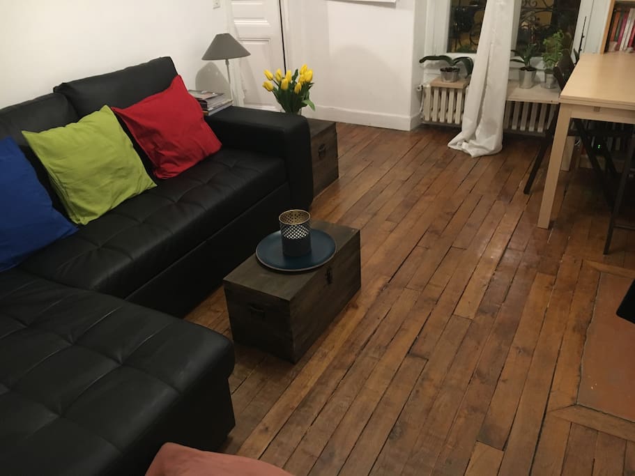 L'autre côté du salon, le canapé et sa petite table basse pour vos apéros!