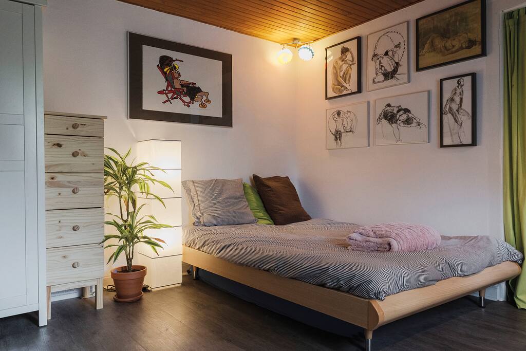 lit confortable, 140 x 200 cm (matelas moelleux).