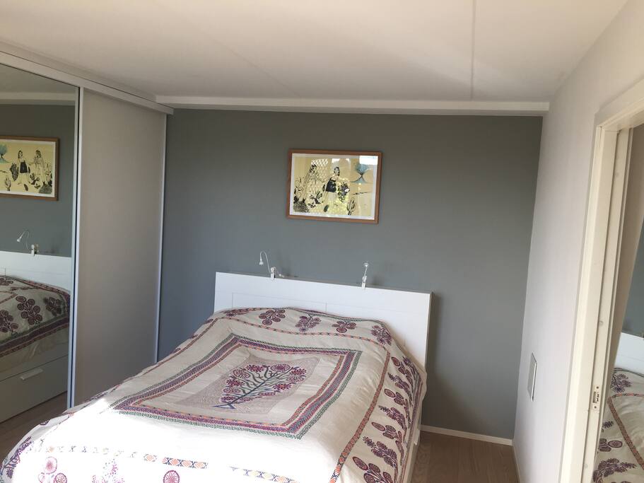 Main bedrom. Queensize bed (160 cm wide, perfect for two persons)