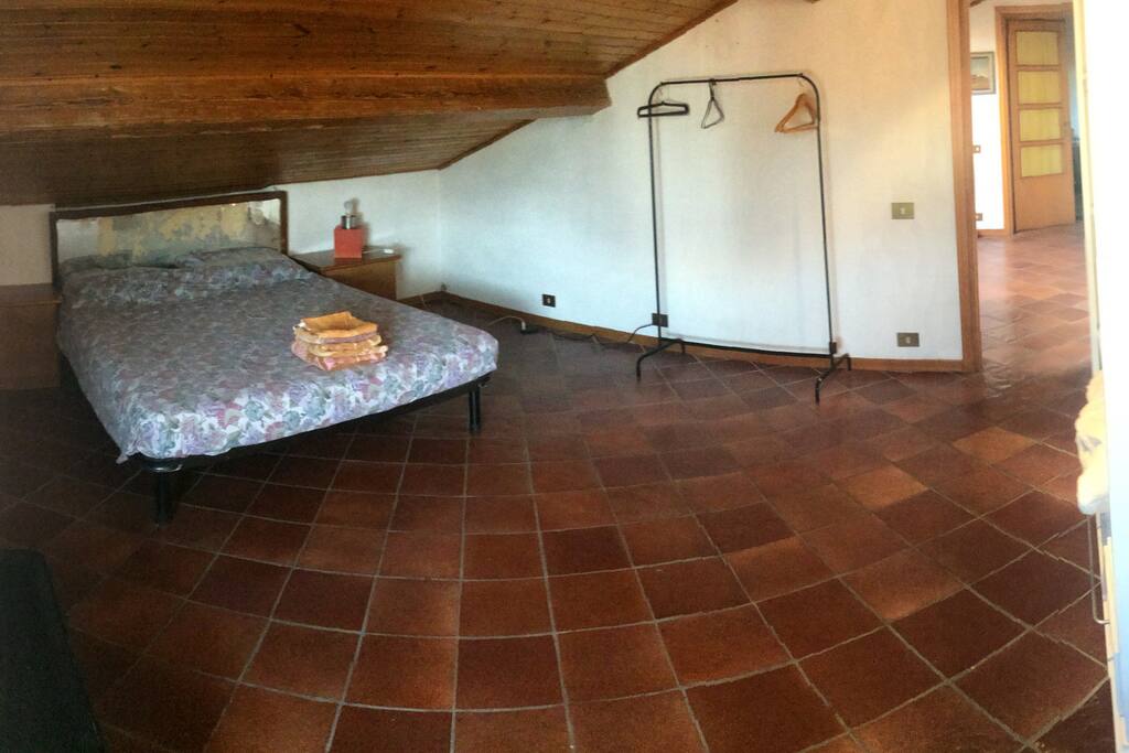 Room with double bed - Zimmer mit Doppelbett - abitacion con cama doble - Stanza da letto con letto matrimoniale
PS!!! In the room at the moment lives a guy who will leave at the end of june, than I'll be renewed with new wardrobe, a new lamp and others details