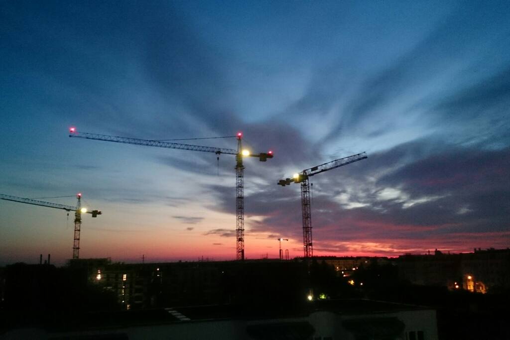 Abendlicher Ausblick aus Büro und Schlafzimmer