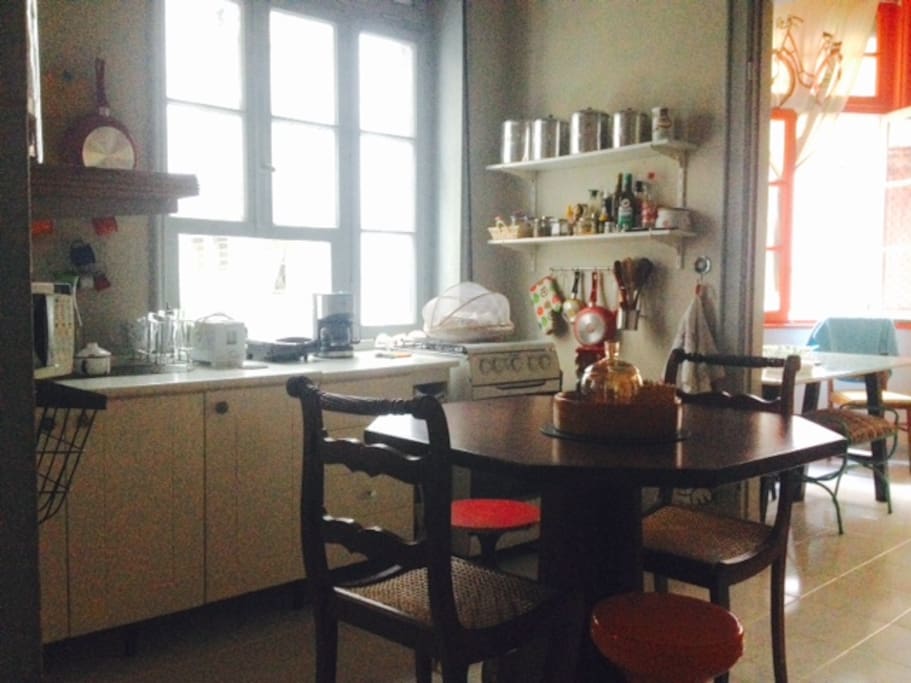 Cozinha e mesa de jantar