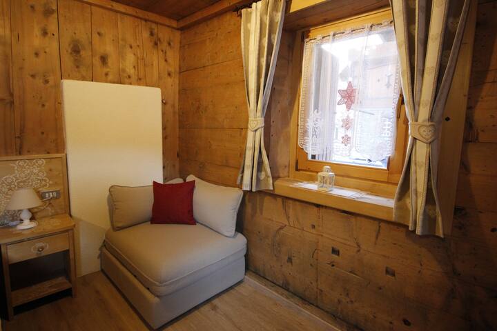 El pequeño sofá en el dormitorio doble.