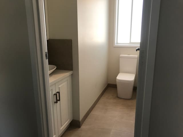 Heart of Torquay , 2 blocks from beach, Sleeps 11 gallery image 4