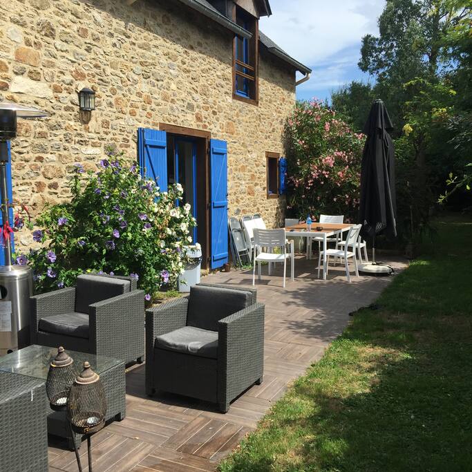 Grande terrasse orientée plein sud avec salon de jardin et table à manger