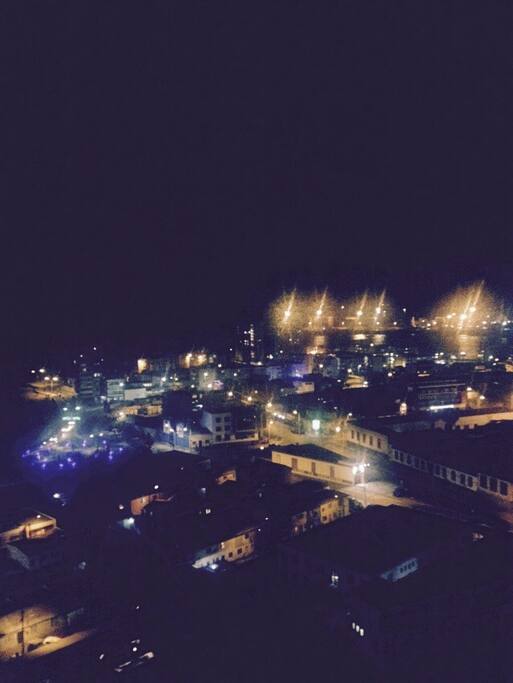 Vista al puerto en la noche
