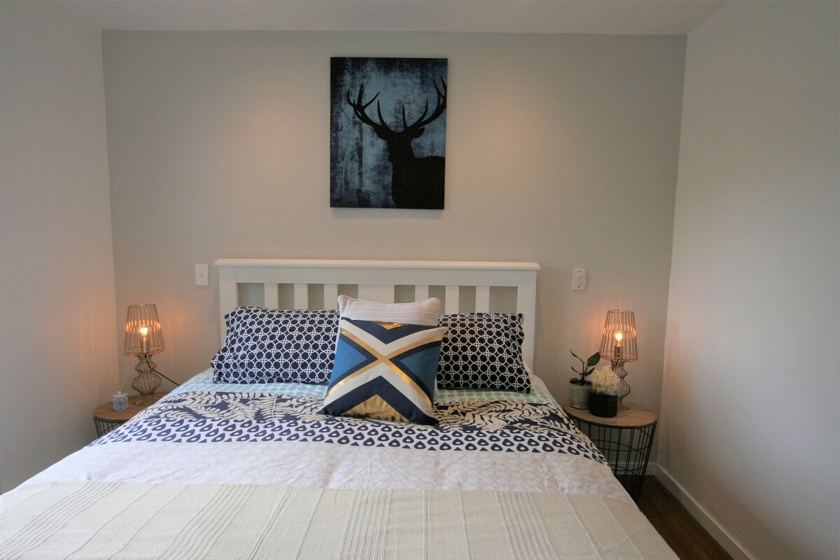 Prostrana spavaća soba s bračnim krevetom 2 u prizemlju s roletnama za zamračivanje na glavnom dnevnom boravku