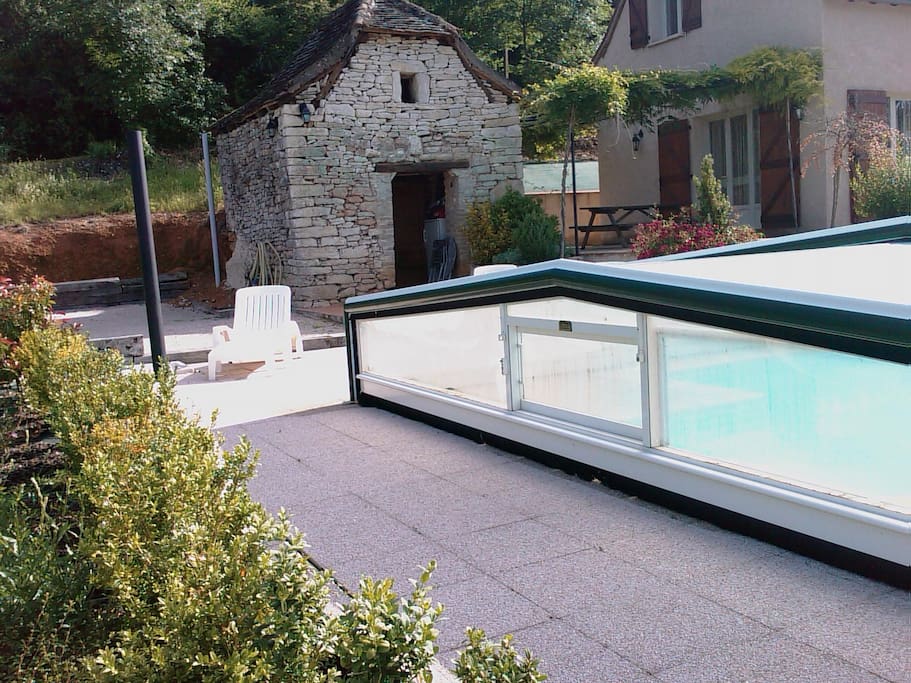 Piscine chauffée et couverte de 11 x 4.5 mètres