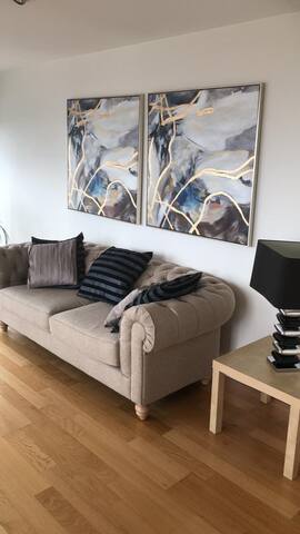 Modern 3-Bedroom Flat with Canal Views-Paddington gallery image 4