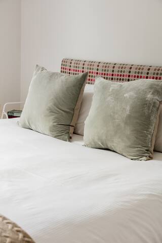 Stylish Victorian House with Private Patio in West London gallery image 3